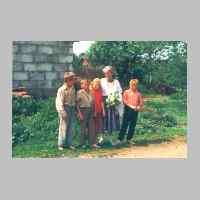 104-1060 Kinder der heutigen Bewohner von Stobingen haben Marianne Schlender, geb. Klein, Blumen gebracht und lassen sich gern mit ihr fotografieren..jpg